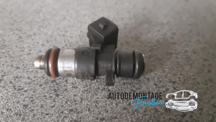 Injector (petrol injection) from a Renault Twingo II (CN) 1.2 16V Quickshift 5 2009