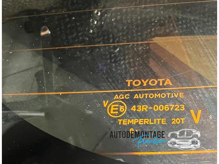 Rear window from a Toyota Yaris III (P13) 1.5 16V Hybrid 2020