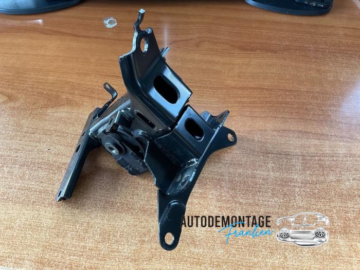 Engine mount from a Toyota Yaris III (P13) 1.5 16V Hybrid 2020