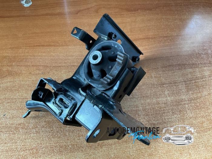 Engine mount from a Toyota Yaris III (P13) 1.5 16V Hybrid 2020