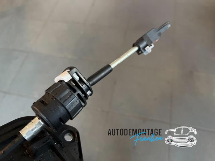 Gearbox shift cable from a Toyota Yaris III (P13) 1.5 16V Hybrid 2020