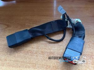 Used Rear seatbelt buckle, centre Toyota Yaris III (P13) 1.5 16V Hybrid Price on request offered by Franken Autodemontage B.V.