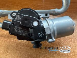 Used Front wiper motor Toyota Yaris III (P13) 1.5 16V Hybrid Price on request offered by Franken Autodemontage B.V.