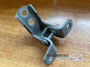 Used Front door hinge, right Toyota Yaris III (P13) 1.5 16V Hybrid Price on request offered by Franken Autodemontage B.V.