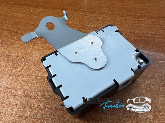 Central door locking module from a Toyota Yaris III (P13) 1.5 16V Hybrid 2020