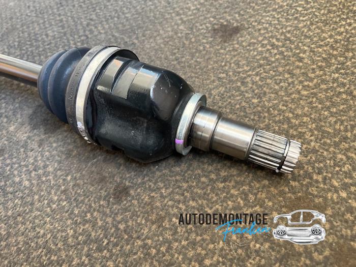 Front drive shaft, left from a Toyota Yaris III (P13) 1.5 16V Hybrid 2020