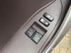 Interruptor de ventanilla eléctrica de un Toyota iQ, 2009 / 2015 1.0 12V VVT-i, Hatchback, 2Puertas, Gasolina, 998cc, 50kW (68pk), FWD, 1KRFE, 2009-01 / 2015-12, KGJ10 2009