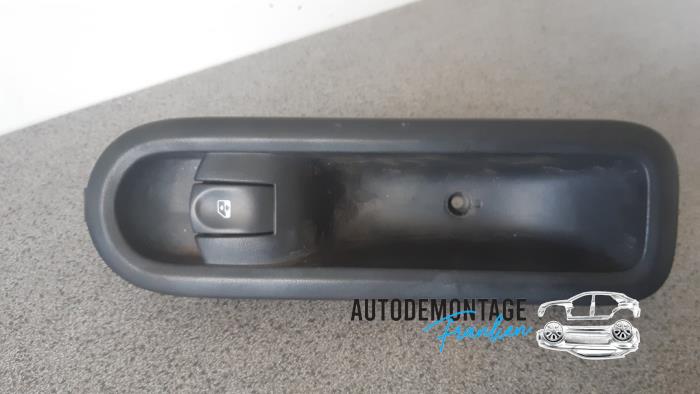 Usados Interruptor de ventanilla eléctrica Renault Twingo II (CN) 1.2 16V Precio € 10,00 Norma de margen ofrecido por Franken Autodemontage B.V.