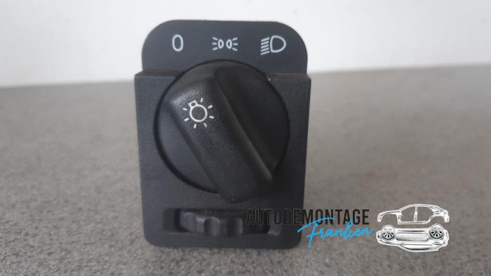 Używane Przelacznik swiatel Opel Corsa B (73/78/79) 1.4i Swing,Joy,Sport,GLS Cena € 20,00 Procedura marży oferowane przez Franken Autodemontage B.V.
