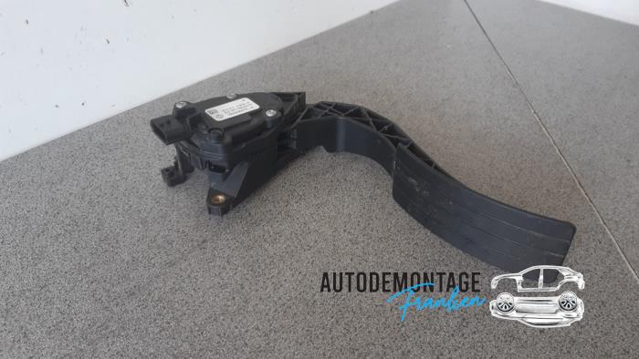 Throttle pedal position sensor from a Renault Clio IV (5R) 1.5 Energy dCi 90 FAP 2015