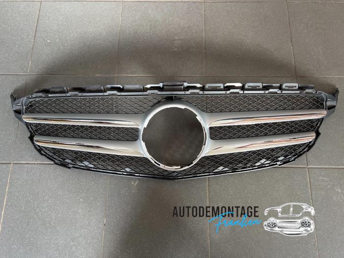 Używane Grill Mercedes C (W205) C-180 1.6 16V Cena € 100,00 Procedura marży oferowane przez Franken Autodemontage B.V.