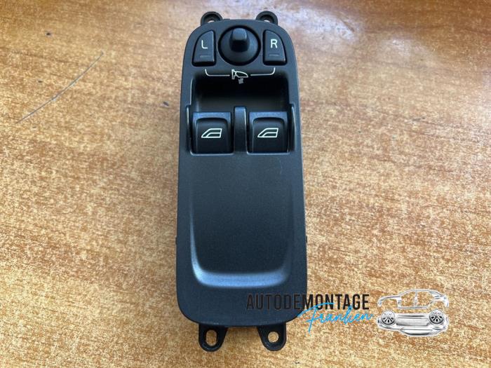 Usados Interruptor de ventanilla eléctrica Volvo C30 (EK/MK) 2.4 D5 20V Precio € 35,00 Norma de margen ofrecido por Franken Autodemontage B.V.