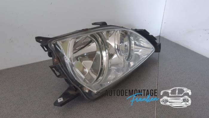 Headlight, right from a Toyota Avensis (T22) 2.0 D-4D 16V 2000