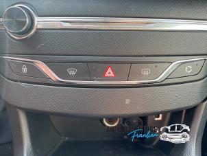 Usados Interruptor de luz de pánico Peugeot 308 (L3/L8/LB/LH/LP) 1.6 HDi Precio de solicitud ofrecido por Franken Autodemontage B.V.