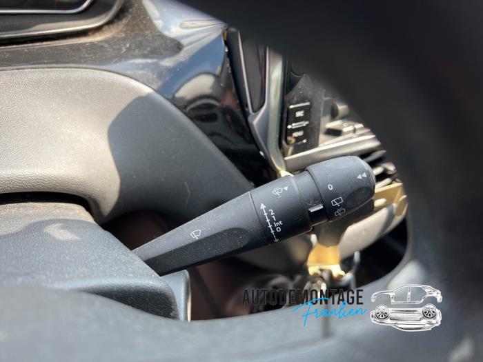 Steering column stalk from a Peugeot 208 I (CA/CC/CK/CL) 1.2 Vti 12V PureTech 82 2015