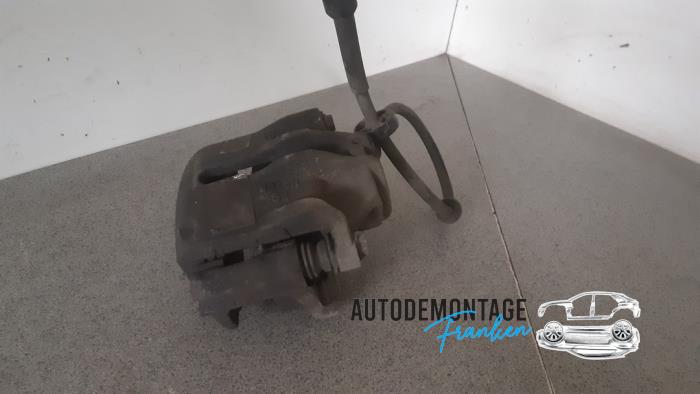 Gebrauchte Bremszange rechts vorne Peugeot 208 I (CA/CC/CK/CL) 1.2 Vti 12V PureTech 82 Preis € 35,00 Margenregelung angeboten von Franken Autodemontage B.V.