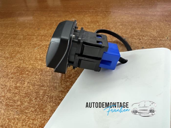 Panic lighting switch from a Peugeot 208 I (CA/CC/CK/CL) 1.2 Vti 12V PureTech 82 2015
