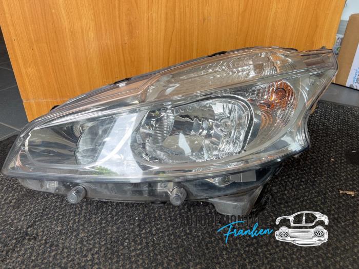 Headlight, left from a Peugeot 208 I (CA/CC/CK/CL) 1.2 Vti 12V PureTech 82 2015