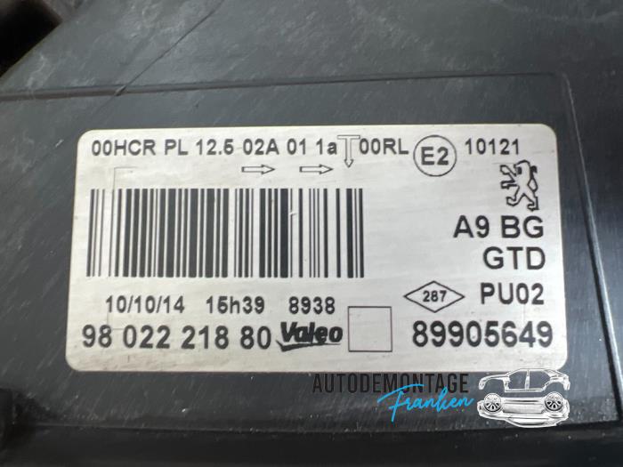 Headlight, left from a Peugeot 208 I (CA/CC/CK/CL) 1.2 Vti 12V PureTech 82 2015