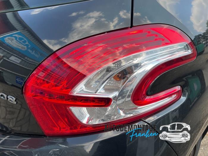 Taillight, right from a Peugeot 208 I (CA/CC/CK/CL) 1.2 Vti 12V PureTech 82 2015