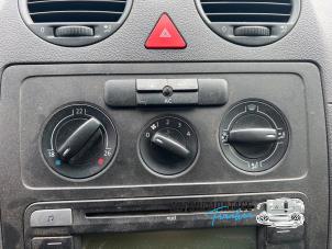 Używane Panel sterowania nagrzewnicy Volkswagen Caddy III (2KA,2KH,2CA,2CH) 1.9 TDI Cena na żądanie oferowane przez Franken Autodemontage B.V.