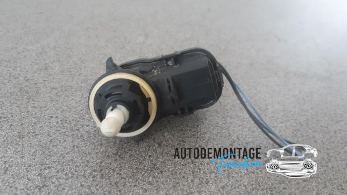 Używane Silnik reflektora Renault Grand Scénic III (JZ) 1.5 dCi 110 Cena € 15,00 Procedura marży oferowane przez Franken Autodemontage B.V.