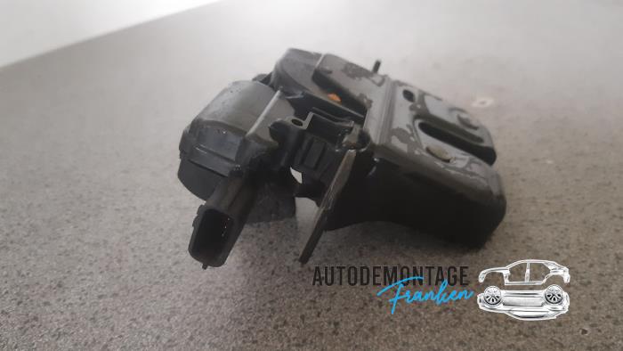 Tailgate lock mechanism from a Renault Twingo II (CN) 1.2 16V 2012