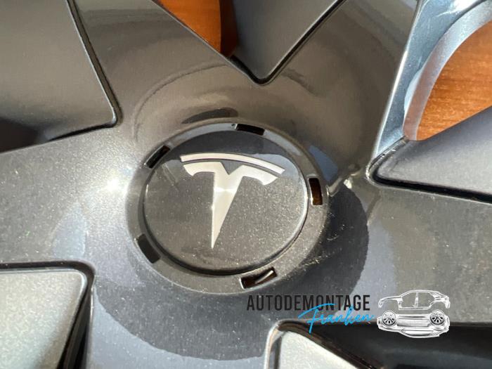 Enjoliveur d'un Tesla Model 3 EV AWD 2019