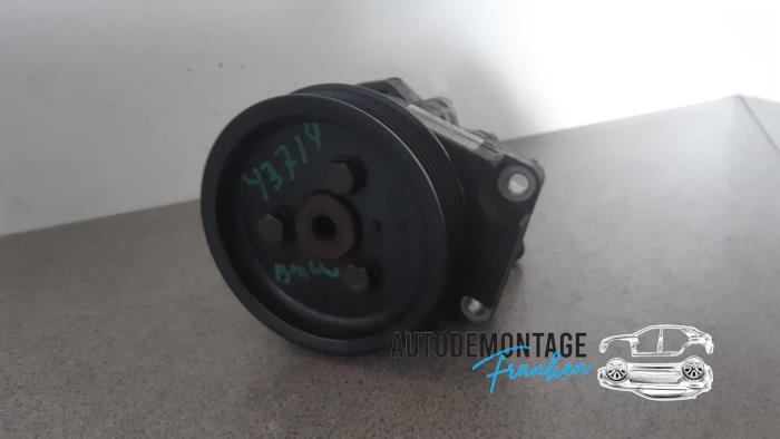 Power steering pump from a BMW 5 serie (E60) 540i 32V 2006