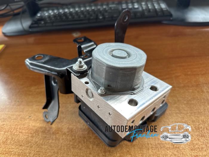 Begagnade ABS-pump Peugeot 108 1.0 12V VVT-i Pris € 75,00 Marginaltabell erbjuds av Franken Autodemontage B.V.
