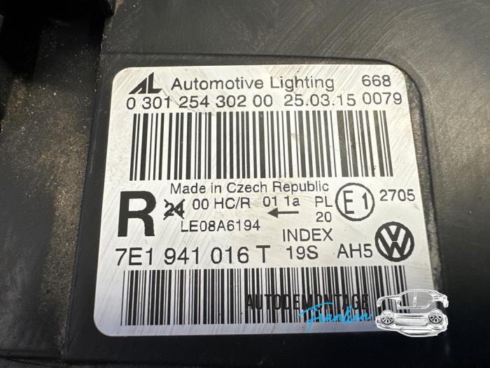 Headlight, right from a Volkswagen Transporter T5 2.0 TDI DRF 2015