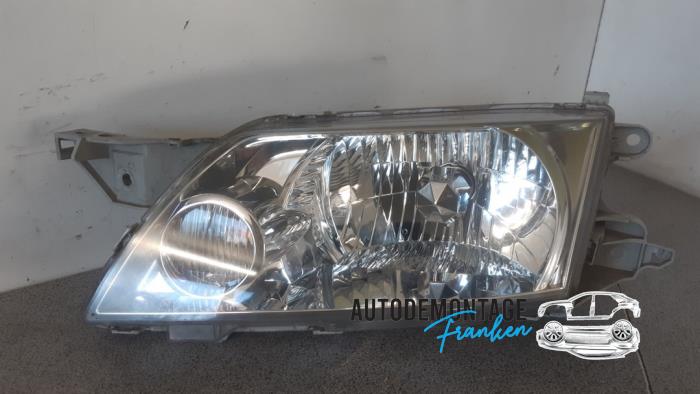 Używane Reflektor lewy Mazda Premacy 2.0 16V Cena € 40,00 Procedura marży oferowane przez Franken Autodemontage B.V.