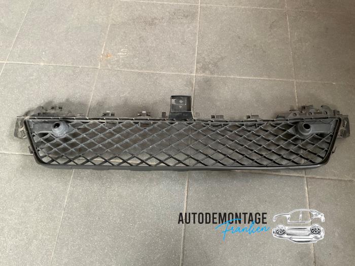 Begagnade Grill Mercedes C Estate (S204) 1.8 C-180 CGI 16V Pris € 30,00 Marginaltabell erbjuds av Franken Autodemontage B.V.