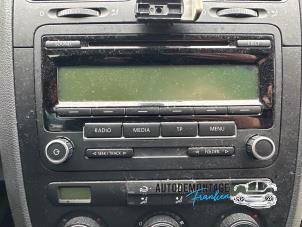 Używane Radioodtwarzacz CD Volkswagen Golf V (1K1) 1.6 FSI 16V Cena na żądanie oferowane przez Franken Autodemontage B.V.
