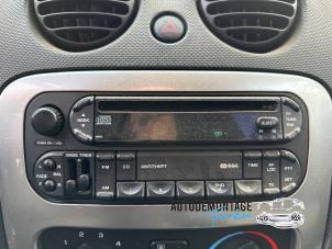 Używane Radioodtwarzacz CD Jeep Cherokee/Liberty (KJ) 3.7 V6 24V Cena na żądanie oferowane przez Franken Autodemontage B.V.