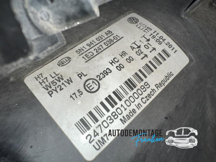 Headlight, left from a Volkswagen Tiguan (5N1/2) 2.0 TDI 16V 4Motion 2011
