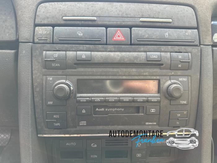 Radioodtwarzacz CD z Audi A4 Cabriolet (B6) 2.5 TDI 24V 2004