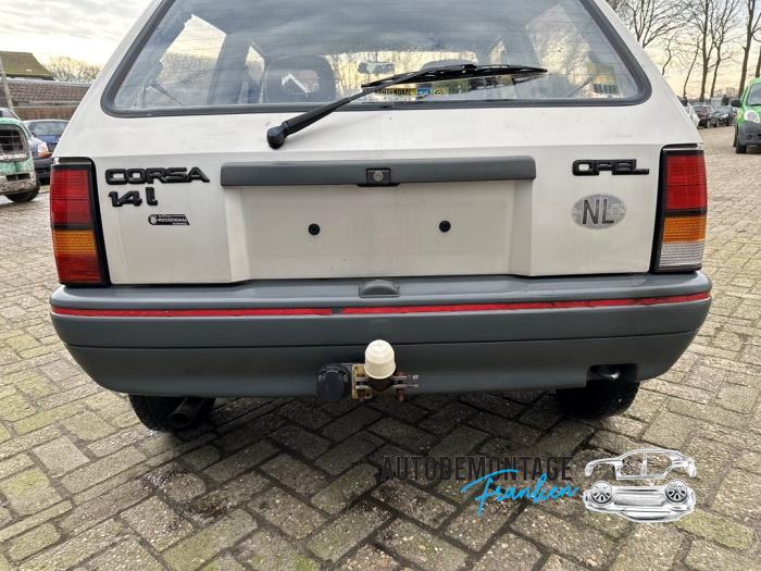 Pare choc arrière d'un Opel Corsa A 1.4 i,Swing,City,GL,GT Kat. 1991