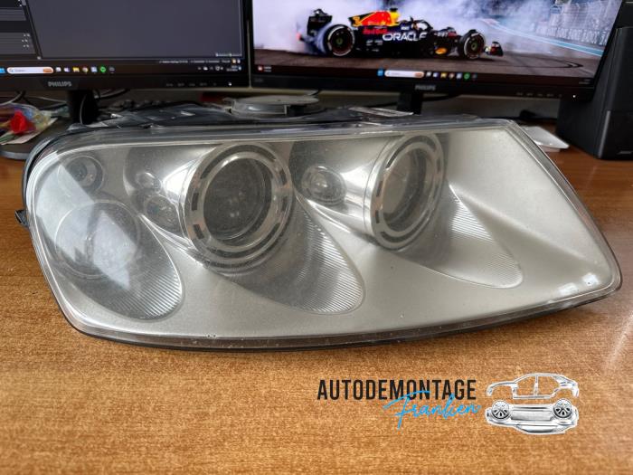 Używane Reflektor prawy Volkswagen Touareg (7LA/7L6) 5.0 TDI V10 Cena € 350,00 Procedura marży oferowane przez Franken Autodemontage B.V.