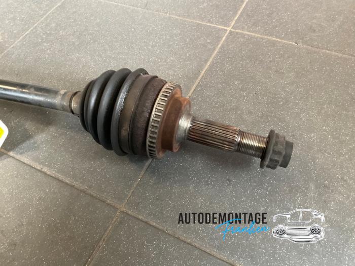 Front drive shaft, left from a Toyota Yaris (P1) 1.3 16V VVT-i 2003