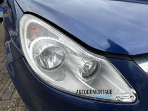 Używane Reflektor prawy Opel Corsa D 1.4 16V Twinport Cena na żądanie oferowane przez Franken Autodemontage B.V.