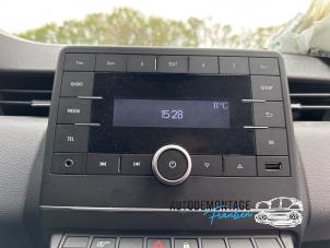 Usados Panel de control de radio Renault Clio V (RJAB) 1.0 SCe 75 12V Precio de solicitud ofrecido por Franken Autodemontage B.V.