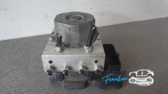 Begagnade ABS-pump Peugeot 108 1.0 12V VVT-i Pris € 75,00 Marginaltabell erbjuds av Franken Autodemontage B.V.