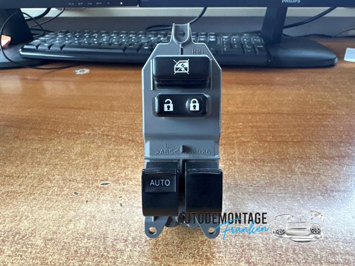 Usados Interruptor de ventanilla eléctrica Toyota Yaris III (P13) 1.5 16V Hybrid Precio € 30,00 Norma de margen ofrecido por Franken Autodemontage B.V.