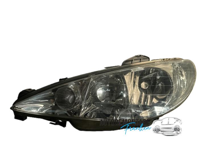 Używane Reflektor lewy Peugeot 206 SW (2E/K) 1.4 Cena € 35,00 Procedura marży oferowane przez Franken Autodemontage B.V.