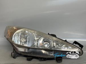 Usagé Phare droit Peugeot 207 SW (WE/WU) 1.6 16V Prix € 35,00 Règlement à la marge proposé par Franken Autodemontage B.V.