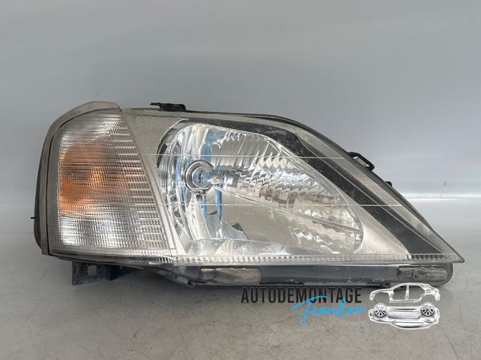 Używane Reflektor prawy Dacia Logan (LS) 1.6 Cena € 40,00 Procedura marży oferowane przez Franken Autodemontage B.V.