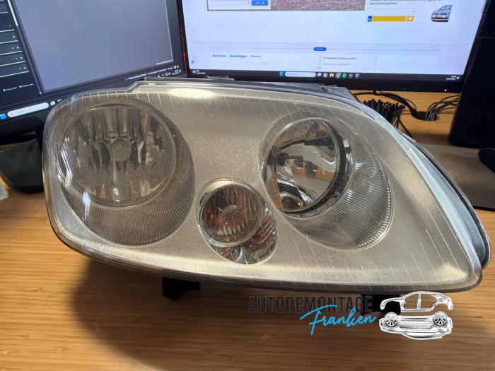 Używane Reflektor prawy Volkswagen Caddy III (2KA,2KH,2CA,2CH) 2.0 TDI DPF Cena € 50,00 Procedura marży oferowane przez Franken Autodemontage B.V.