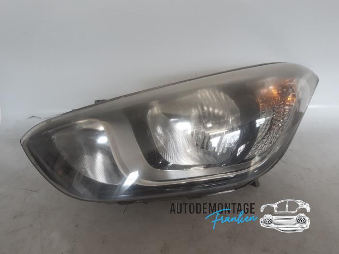 Używane Reflektor lewy Hyundai i20 1.2i 16V Cena € 150,00 Procedura marży oferowane przez Franken Autodemontage B.V.