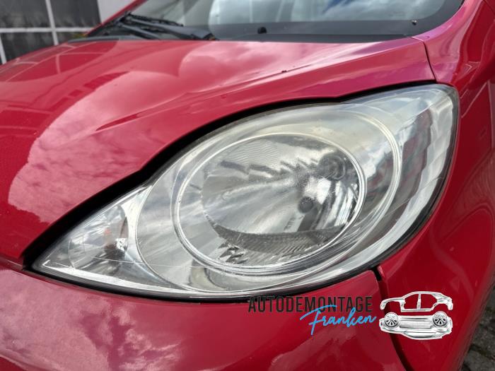 Używane Reflektor lewy Peugeot 107 1.0 12V Cena na żądanie oferowane przez Franken Autodemontage B.V.
